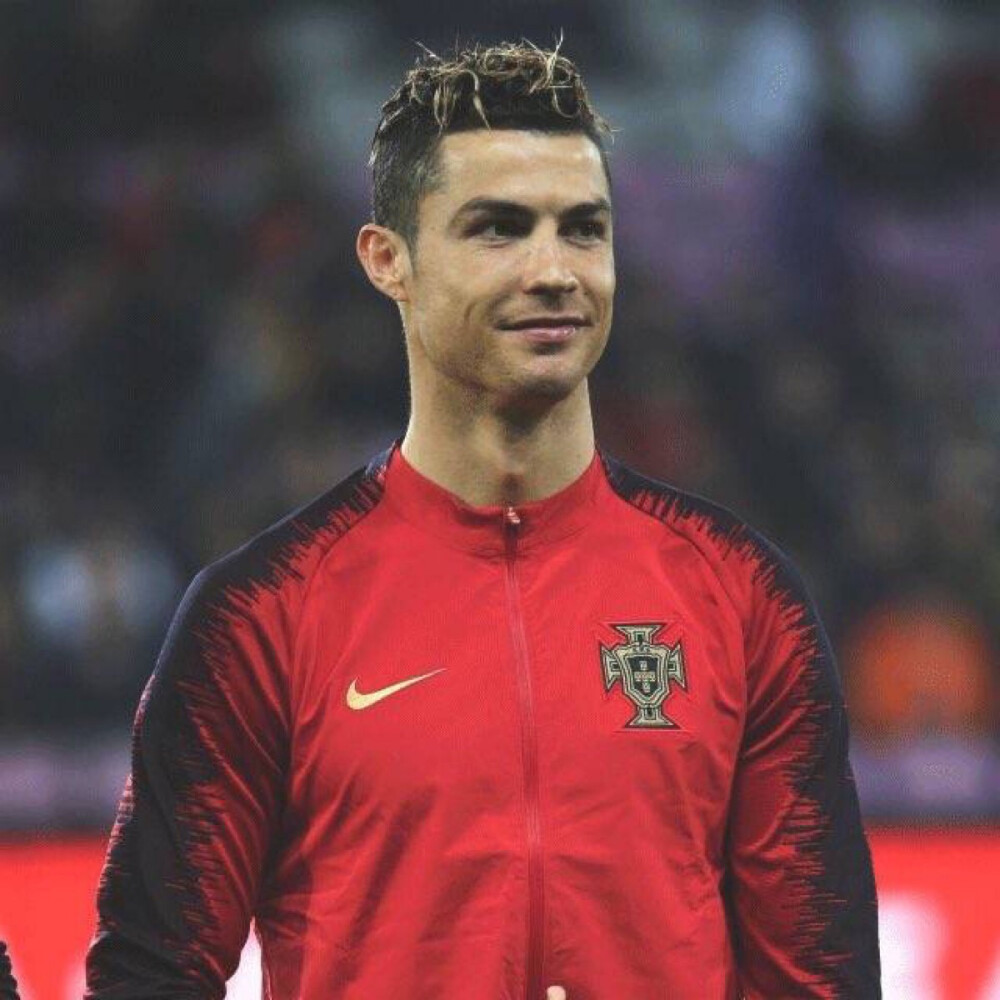 掘金主场有几位小球迷举牌支持威少：拉塞尔拿MVP