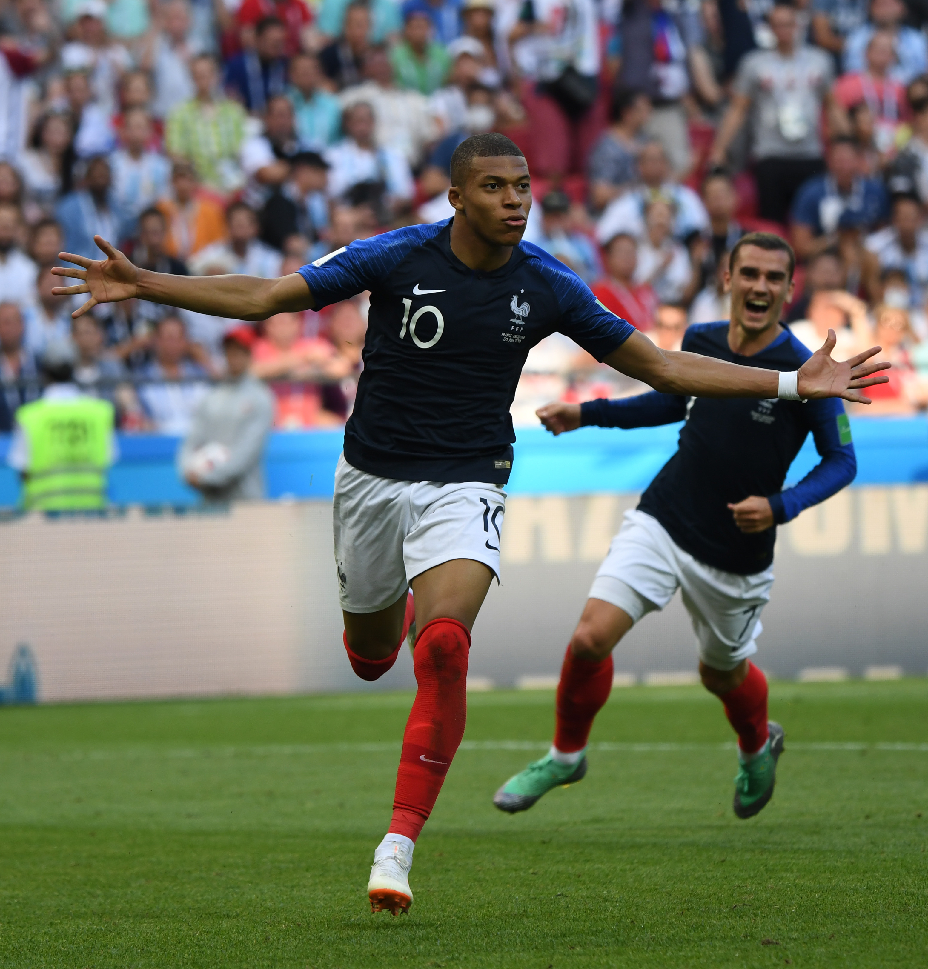 4-0，19岁德国新星精确制导，率队完胜不莱梅，逼近德甲前四（19岁德国新星导演4-0大胜不莱梅，德甲前四近在咫尺）