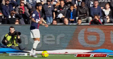 湖人詹姆斯关键三分带队取胜太阳