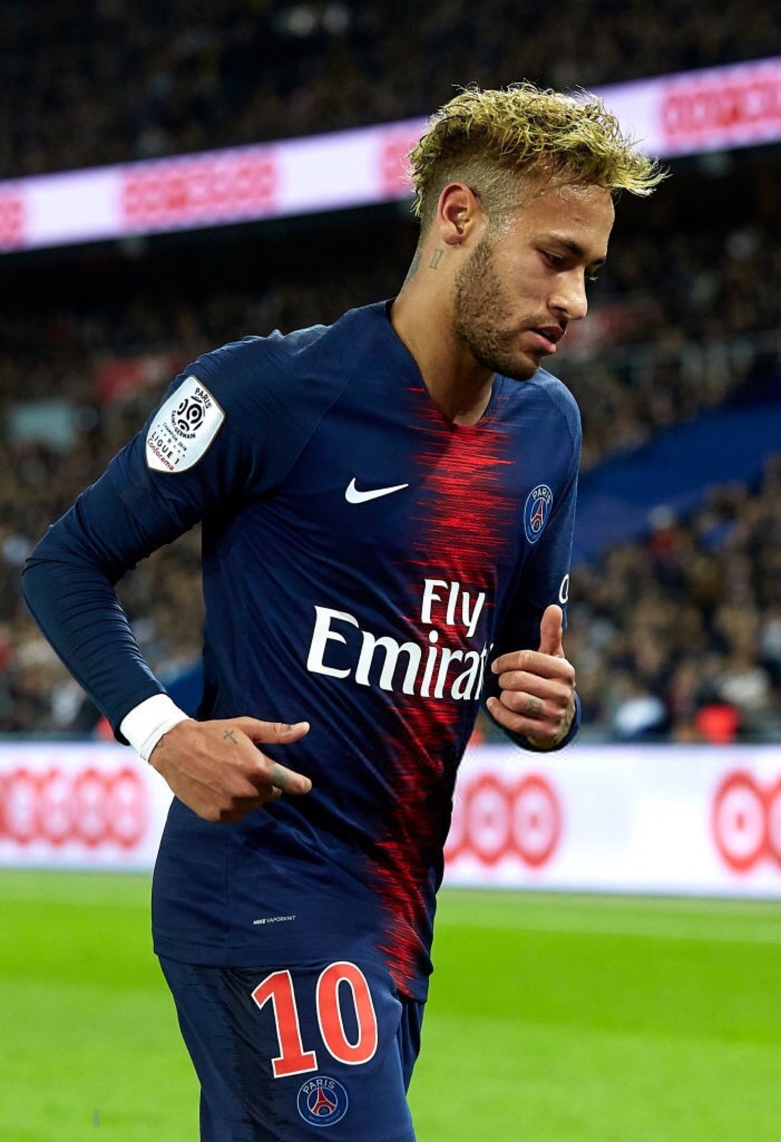 足球亚洲杯官方宣布采用新技术球衣，轻至68克