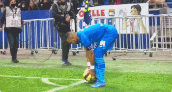 懂球帝足协杯冠军海报：国安是冠军！（懂球帝发布足协杯夺冠海报：国安加冕冠军！）