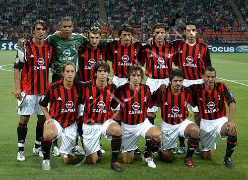 梦幻联动！T1四人组造访拜仁主场，领取印有自己名字的拜仁队服