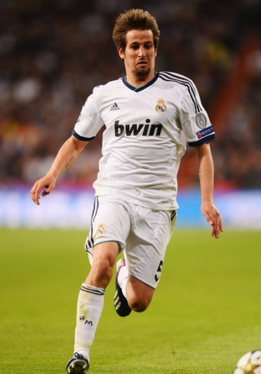 阿利亚迭雷父子分别身穿皇马与阿森纳球衣，晒出对弈图片