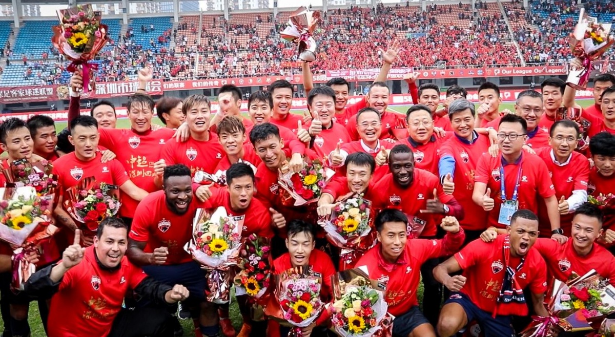 阿德耶米被换下后不满欲直接离场，多特将对其进行处罚（阿德耶米不满被换下欲径直离场，多特将予处罚）