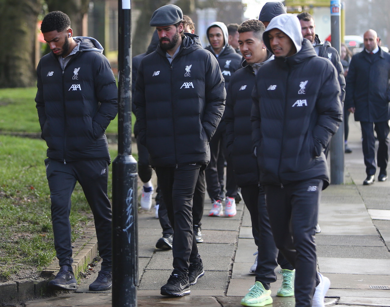 曼联2弃将左右意甲冠军，4500万前锋梅开二度，那不勒斯5连胜登顶（前曼联双将搅动意甲争冠，4500万锋霸梅开二度，那不勒斯豪取五连胜登顶）